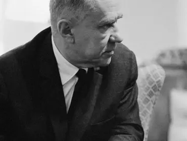 Alexej Nikolajevič Kosygin, v letech 1964–1980 předseda Rady ministrů Sovětského svazu (tj. předseda vlády SSSR). Fotografie z Kosyginova setkání s prezidentem USA Lyndonem B. Johnsonem ve dnech 23. a 25. června 1967 v městě Glassboro ve státě New Jersey. Zdroj: https://cs.wikipedia.org/wiki/Soubor:Kossygin_Glassboro.jpg.